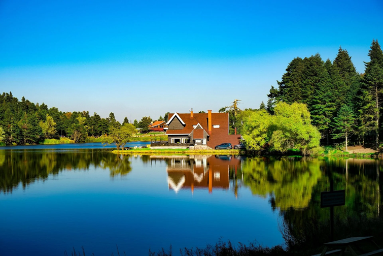 dış mekan, su, manzara, gökyüzü içeren bir resim
Yapay zeka tarafından oluşturulmuş içerik yanlış olabilir.